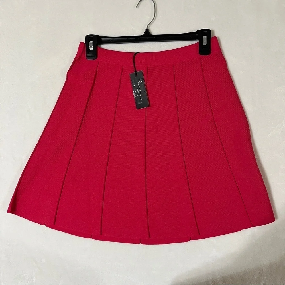 ROMEO + JULIET COUTURE Raspberry Pleated Mini Skirt – Size Medium – NWT